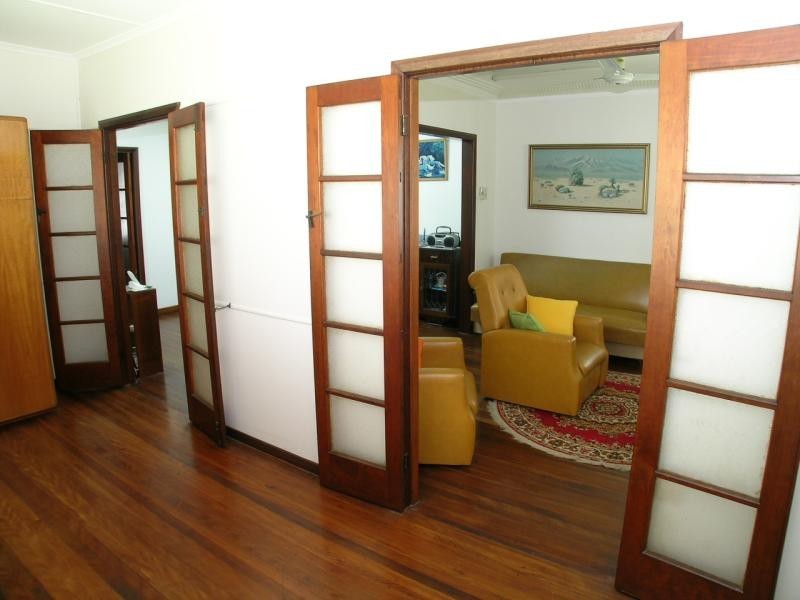 57 Holland Rd, Holland Park QLD 4121