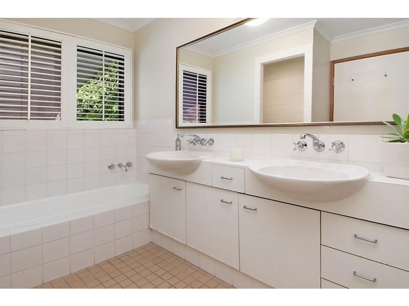 21 Cluden St, Holland Park QLD 4121