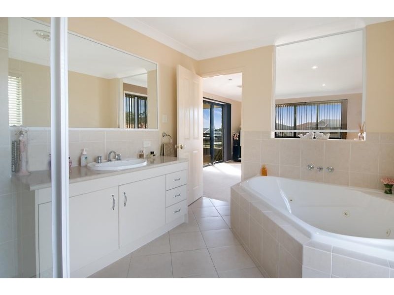 9  Sandalwood  Cl, Mackenzie QLD 4156