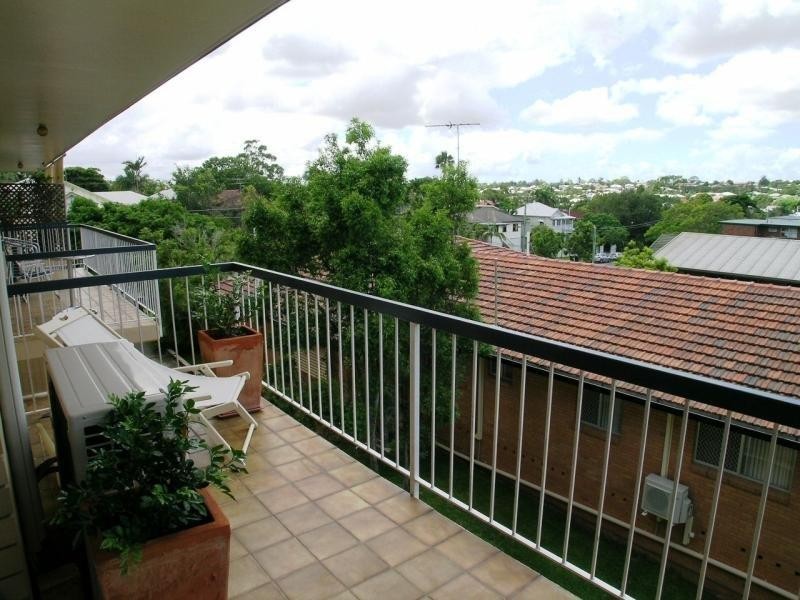 15 Captain St, Holland Park QLD 4121