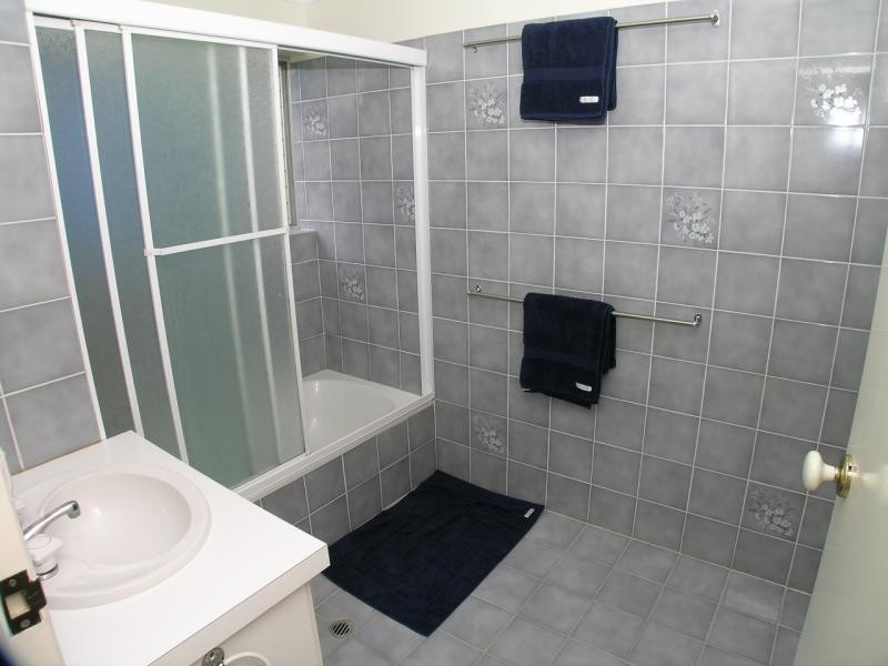 15 Captain St, Holland Park QLD 4121