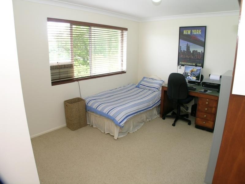 15 Captain St, Holland Park QLD 4121