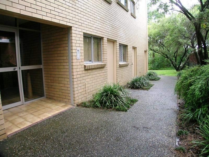 15 Captain St, Holland Park QLD 4121