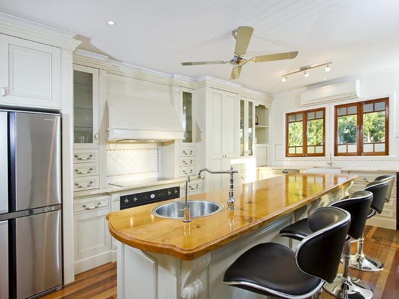 29 Morehead Ave, Norman Park QLD 4170