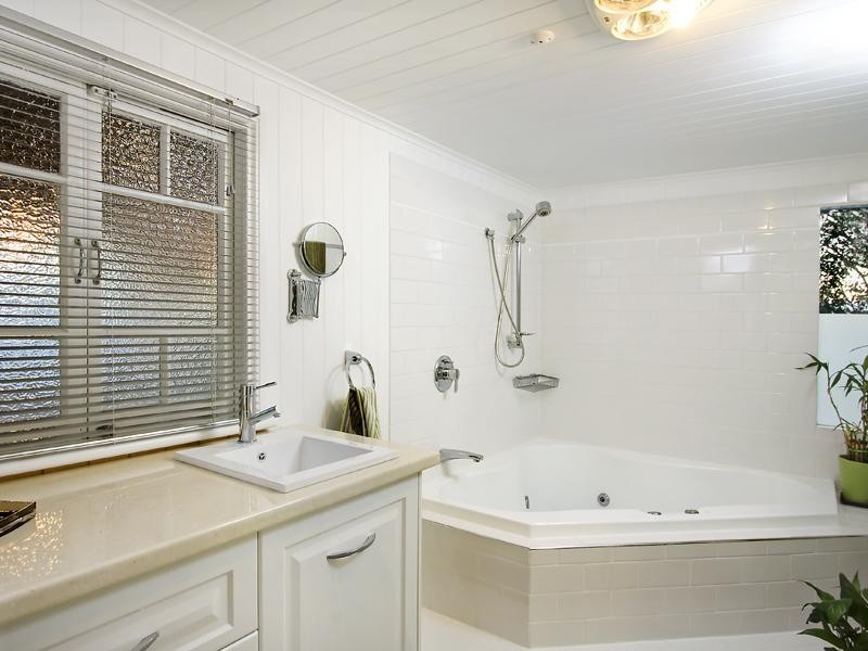 29 Morehead Ave, Norman Park QLD 4170