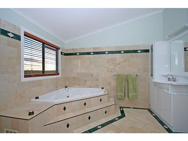 24 Hoya St, Holland Park West QLD 4121