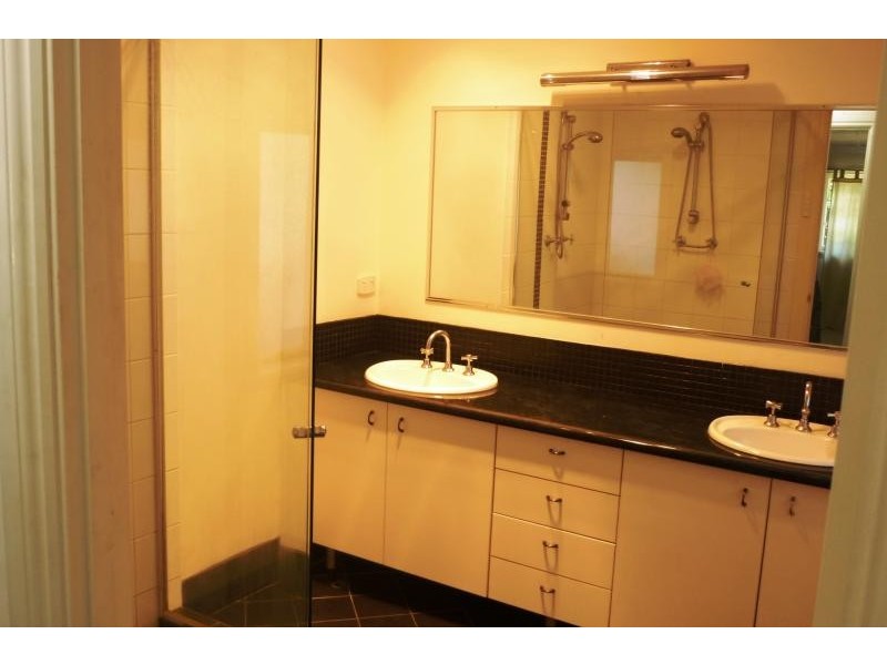 19 Captain St, Holland Park QLD 4121