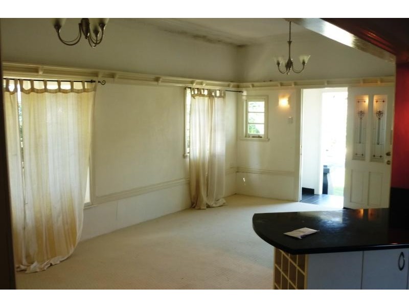 19 Captain St, Holland Park QLD 4121