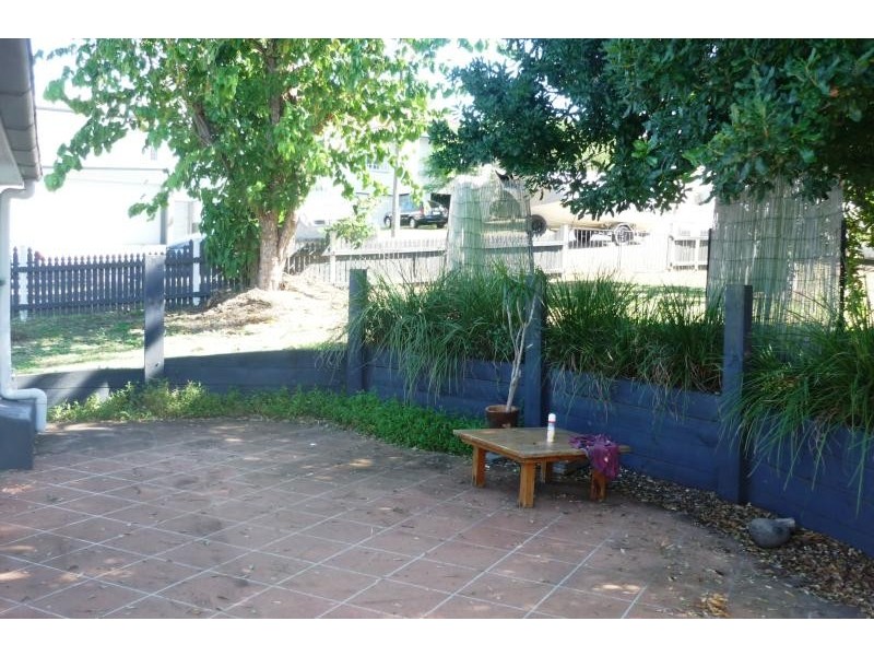 19 Captain St, Holland Park QLD 4121