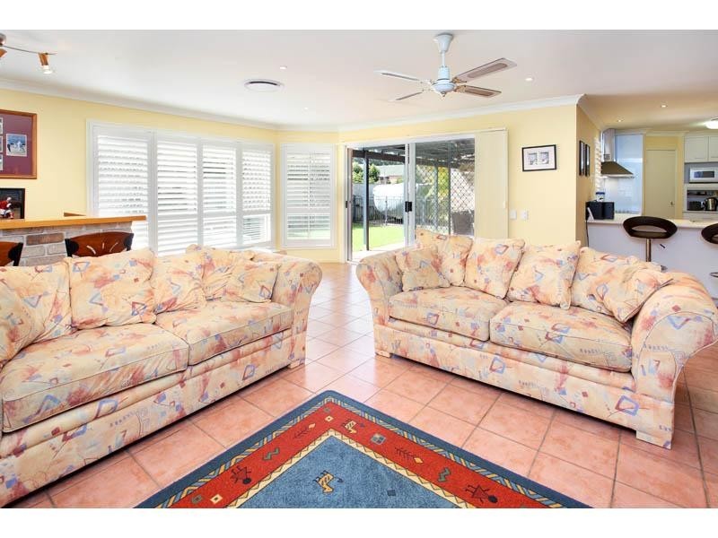 4 Razorback Cl, Carindale QLD 4152