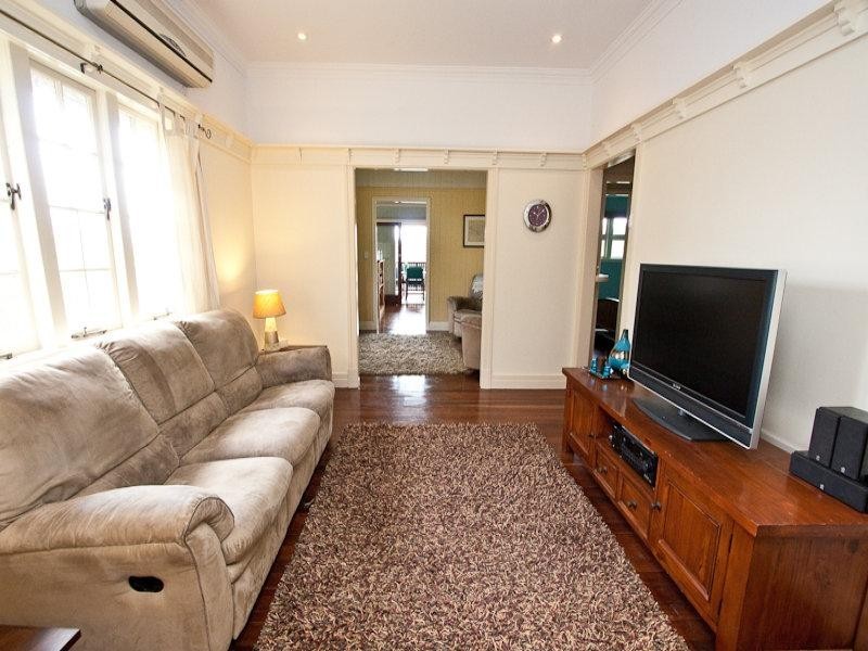 14 Agnes St, Holland Park QLD 4121