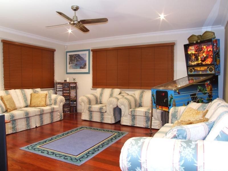 38 Longfellow  St, Norman Park QLD 4170