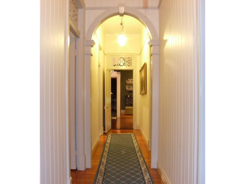 38 Longfellow  St, Norman Park QLD 4170