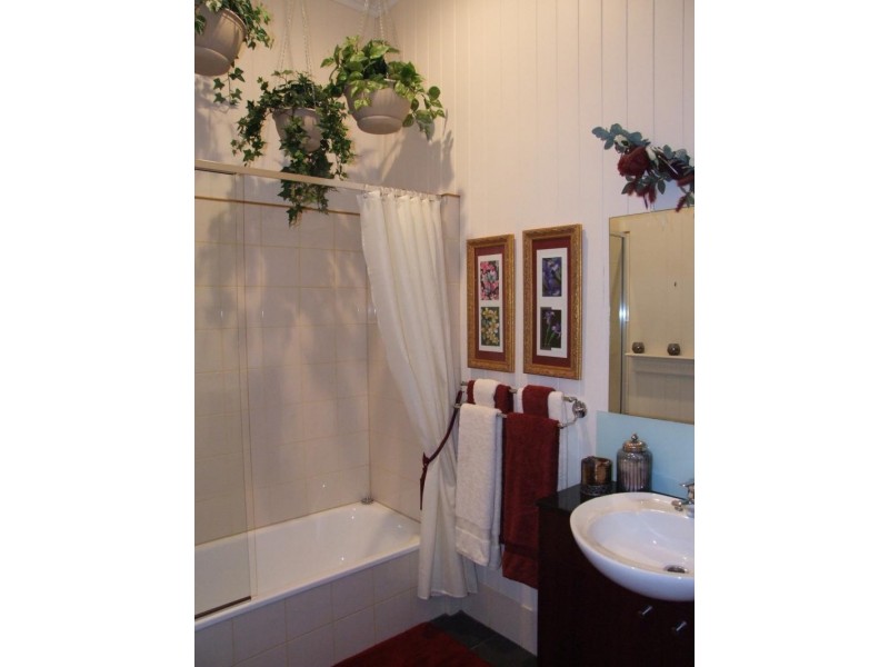 38 Longfellow  St, Norman Park QLD 4170