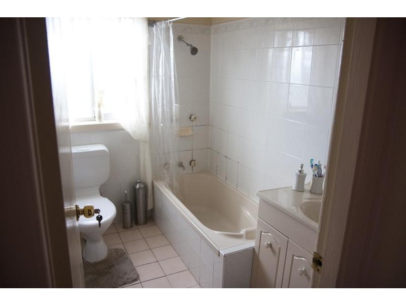 258 Flagstaff Rd, Lake Heights NSW 2502
