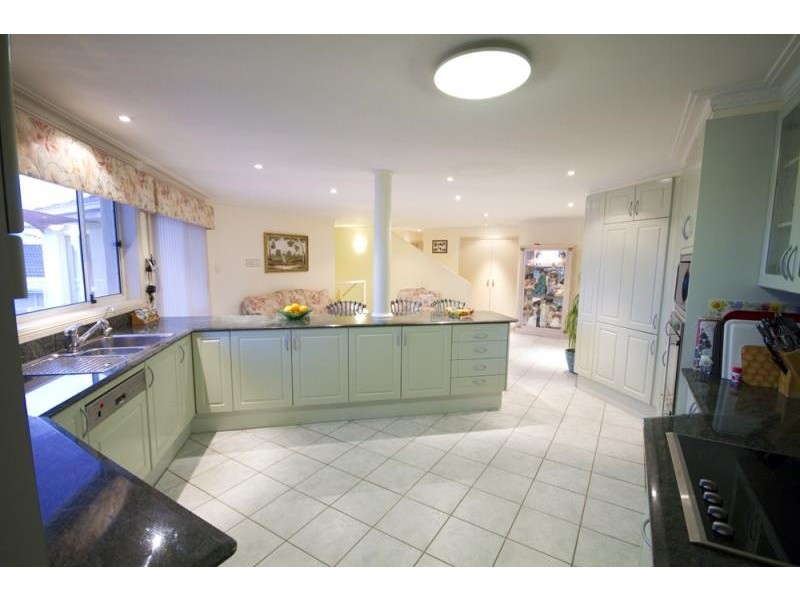 18 Ragamuffin Cct, Shell Cove NSW 2529