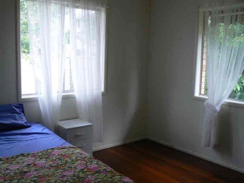 7 Government Rd, Labrador QLD 4215