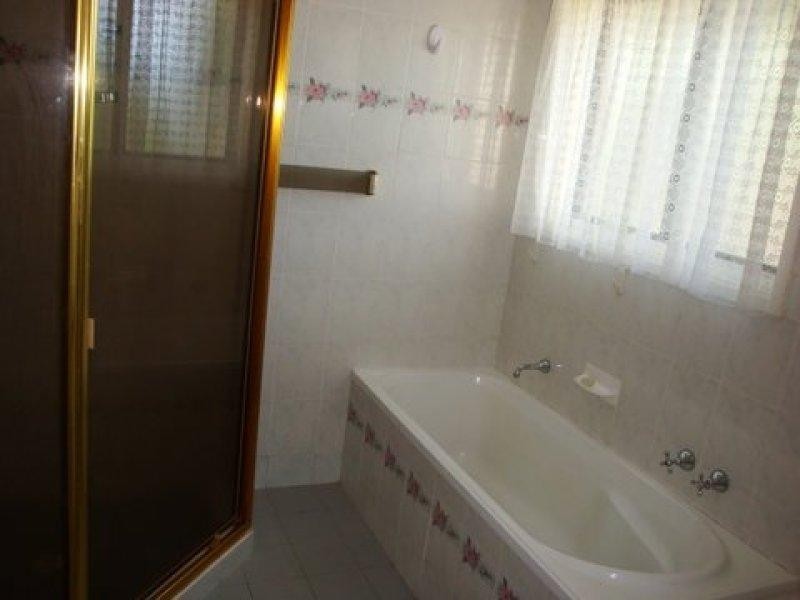 4 Bianca Pl, Rosemeadow NSW 2560