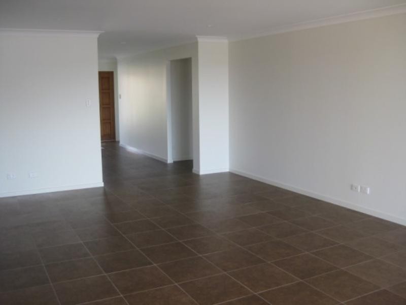 11 Roper St, Pacific Pines QLD 4211