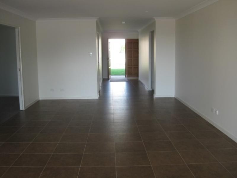 11 Roper St, Pacific Pines QLD 4211