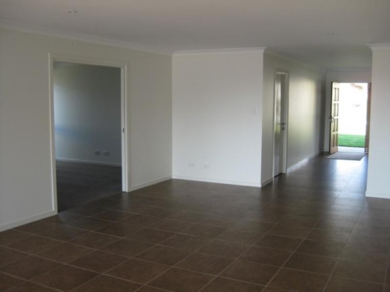 11 Roper St, Pacific Pines QLD 4211