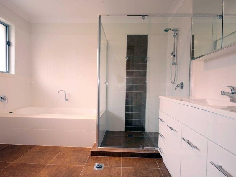 11 Roper St, Pacific Pines QLD 4211