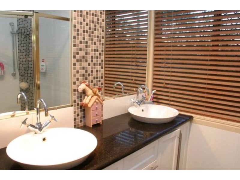 3 Benbow Ct, Springwood QLD 4127