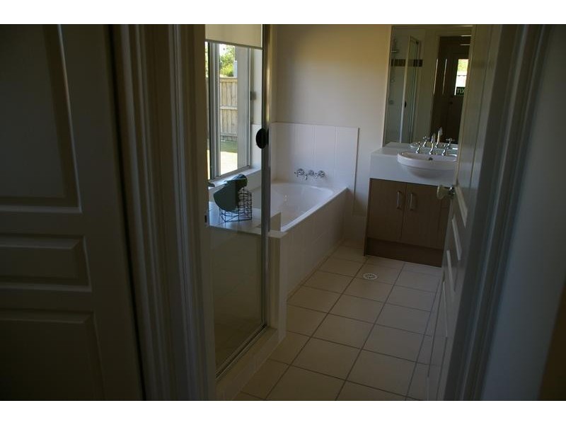 20 Breakspear Rd, Molendinar QLD 4214