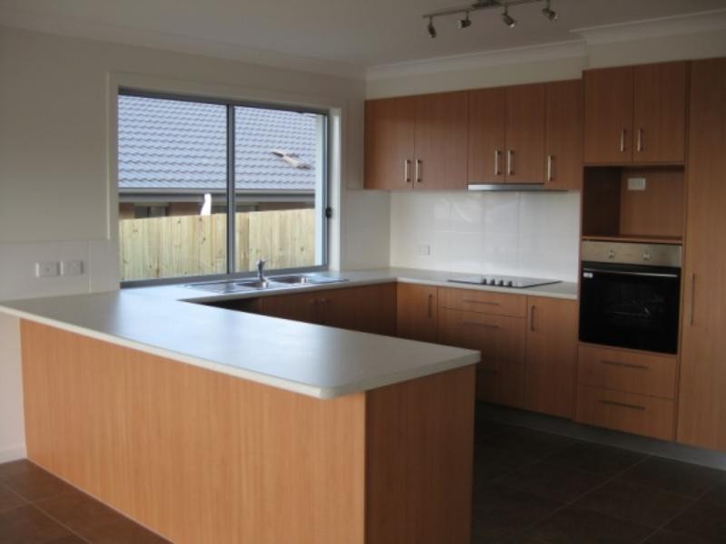 11 Roper St, Pacific Pines QLD 4211