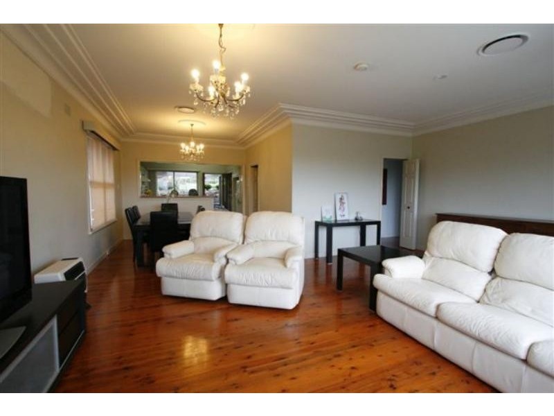 15 Valaud Cres, Highfields NSW 2289