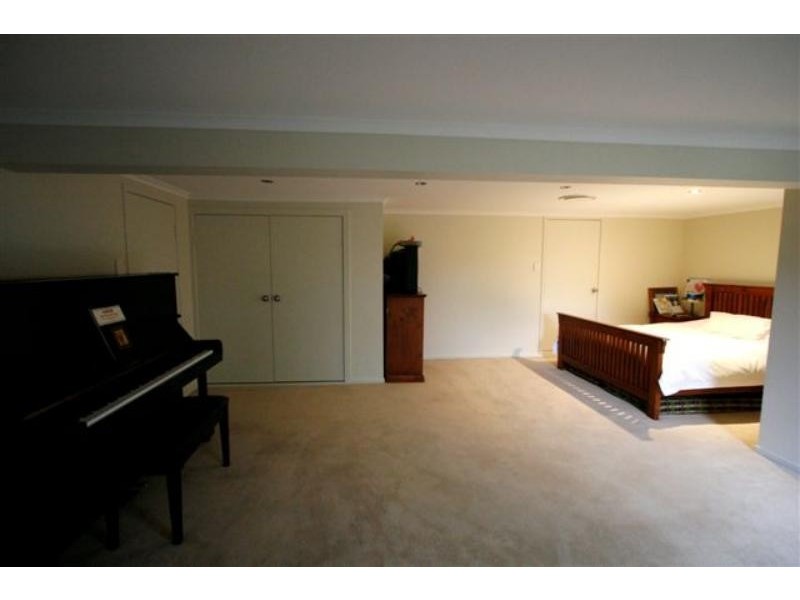 15 Valaud Cres, Highfields NSW 2289