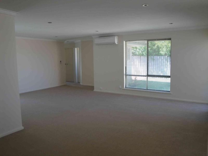 92 Woodhall St, Stirling WA 6021