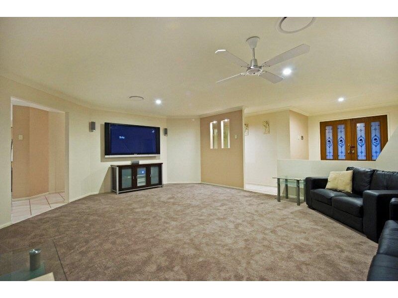 18 Gippsland Dr, Helensvale QLD 4212