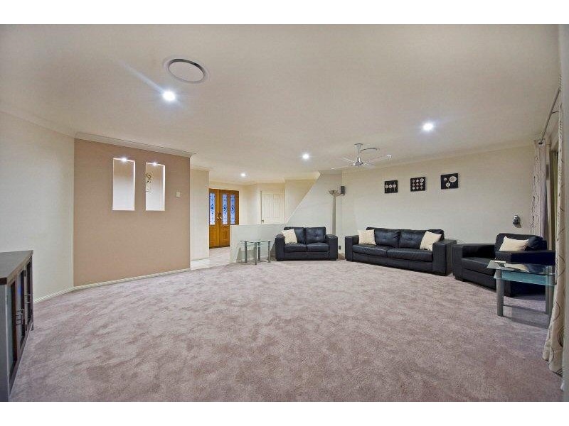 18 Gippsland Dr, Helensvale QLD 4212