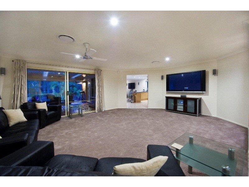 18 Gippsland Dr, Helensvale QLD 4212