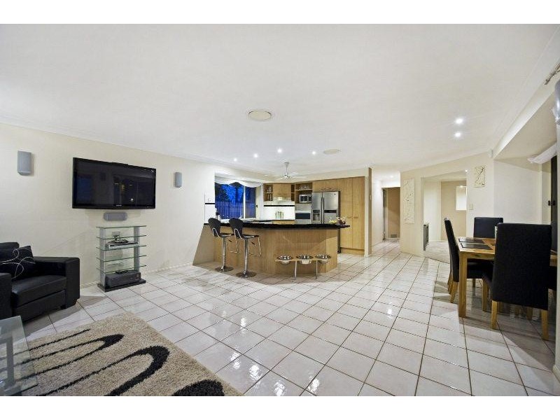 18 Gippsland Dr, Helensvale QLD 4212