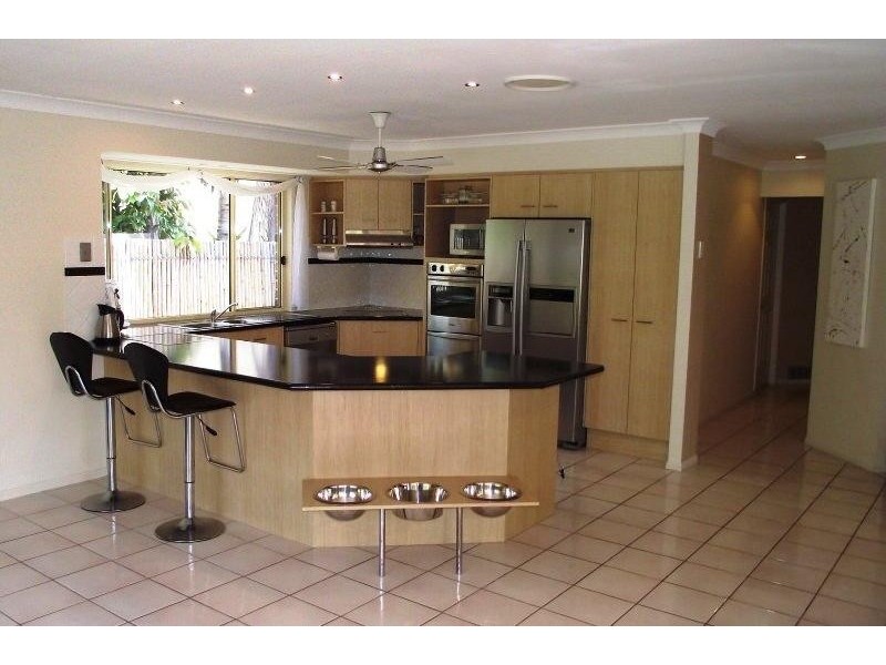 18 Gippsland Dr, Helensvale QLD 4212