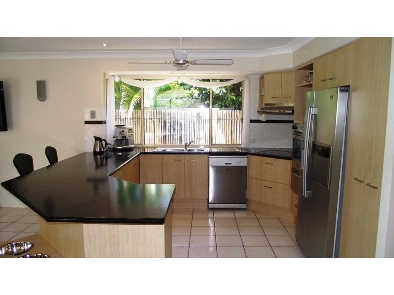 18 Gippsland Dr, Helensvale QLD 4212