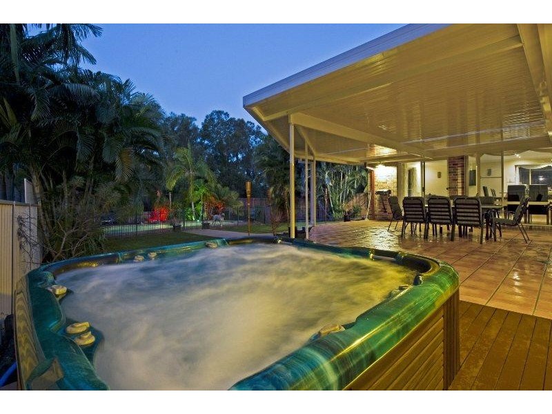 18 Gippsland Dr, Helensvale QLD 4212