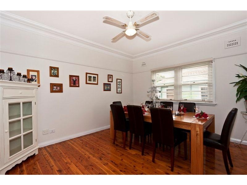 8 Roslyn Ave, Northmead NSW 2152