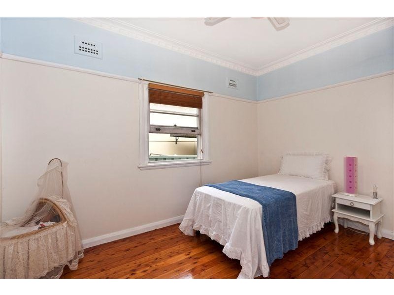 8 Roslyn Ave, Northmead NSW 2152