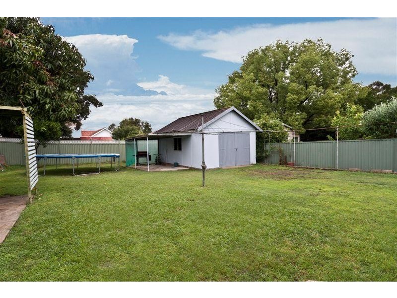 8 Roslyn Ave, Northmead NSW 2152