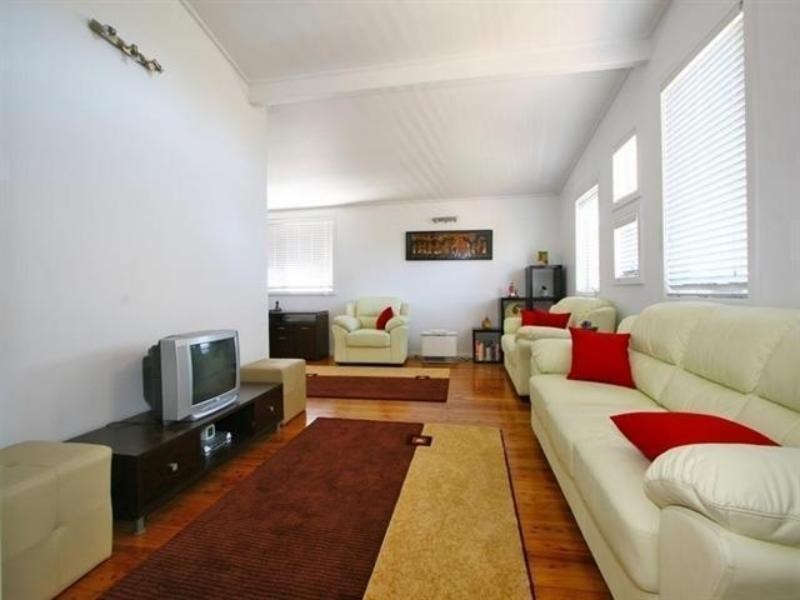 33 Hutton Ave, Bulli NSW 2516