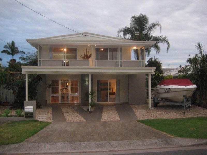 24 Donald Ave, Paradise Point QLD 4216