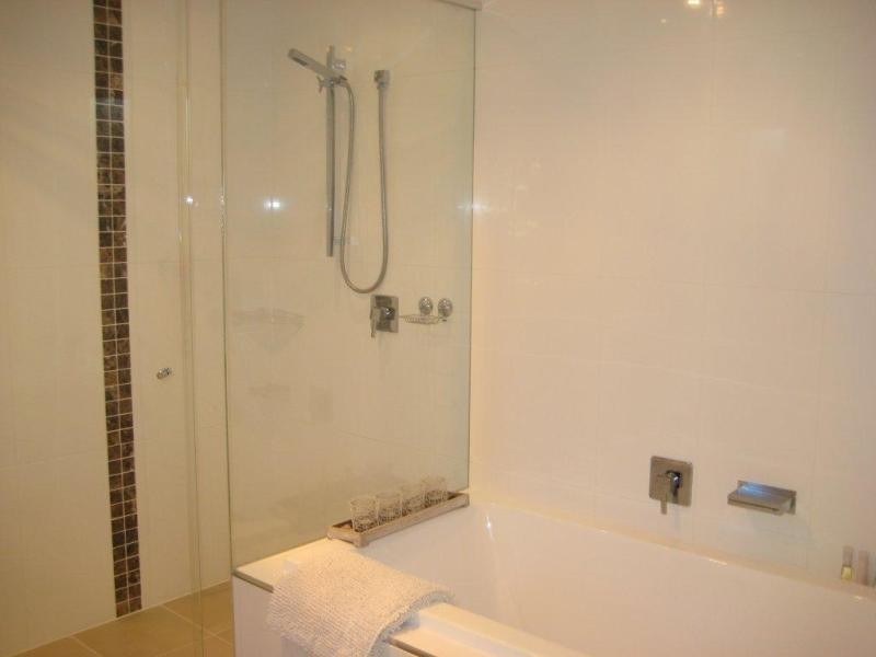 24 Donald Ave, Paradise Point QLD 4216