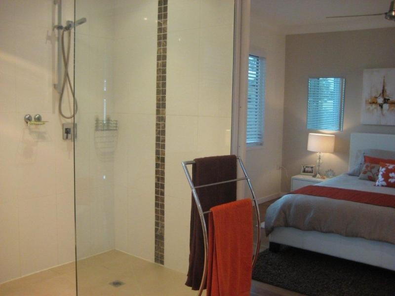 24 Donald Ave, Paradise Point QLD 4216