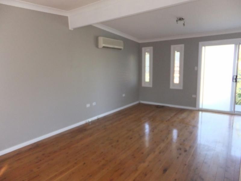 9 Windsor Rd, Berkeley Vale NSW 2261