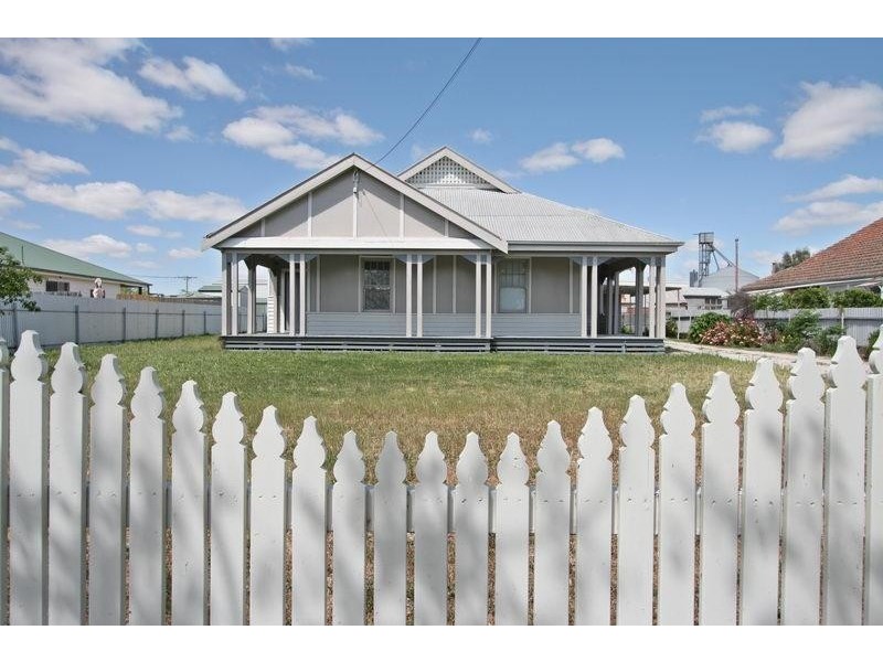 10 Davis Ave, Nhill VIC 3418