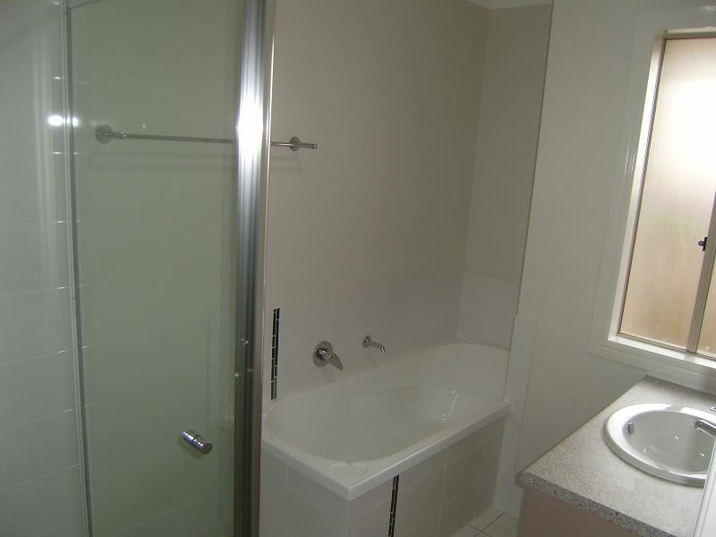 40 Lindeman  St, Springfield Lakes QLD 4300