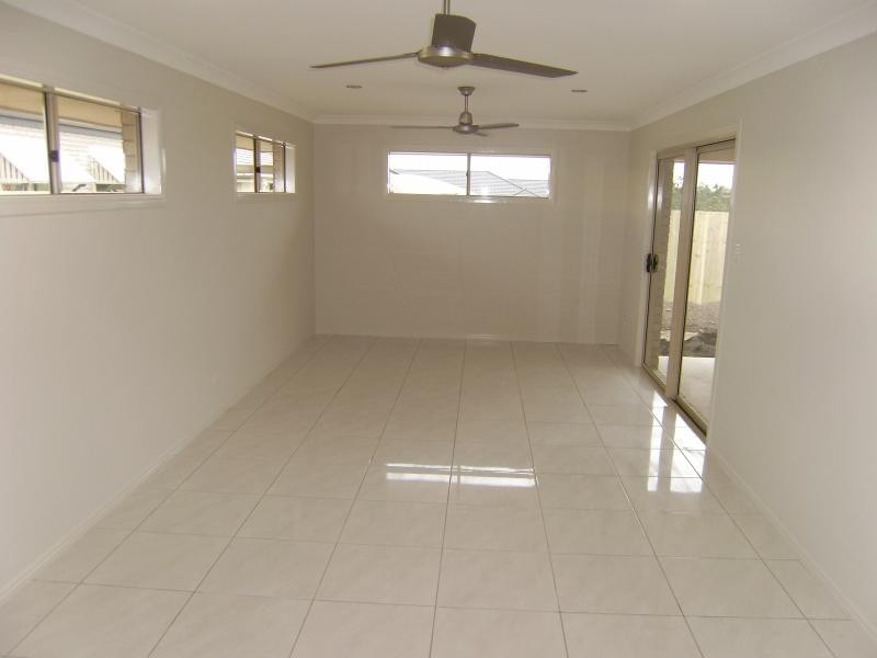 40 Lindeman  St, Springfield Lakes QLD 4300